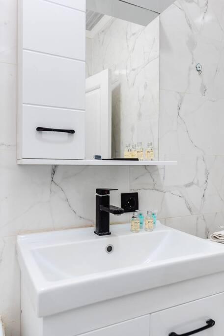 Apartment 1ком рядом с метро сайран и адк *