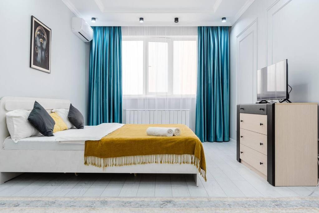 1ком рядом с метро сайран и адк Apartment *