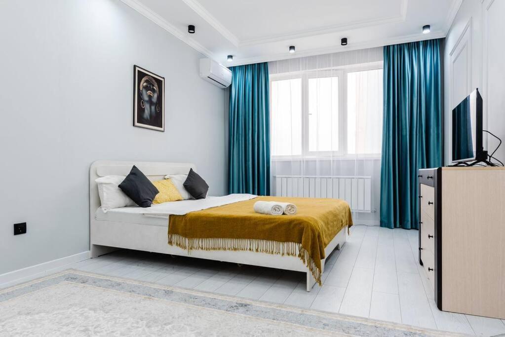 1ком рядом с метро сайран и адк Apartment